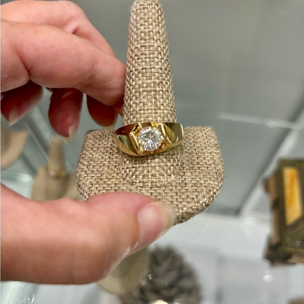 Men’s 14k yellow gold genuine diamond ring